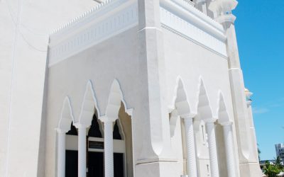 a photo of a white mosque